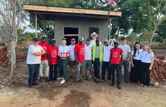 Es ist geschafft: Fröhliche Gesichter bei der „Firstfeier in Vorarlberger Tradition“ für das Pförtnerhaus des St. Theresa Health Centres in Malambo. Es ist geschafft: Fröhliche Gesichter bei der „Firstfeier in Vorarlberger Tradition“ für das Pförtnerhaus des St. Theresa Health Centres in Malambo.